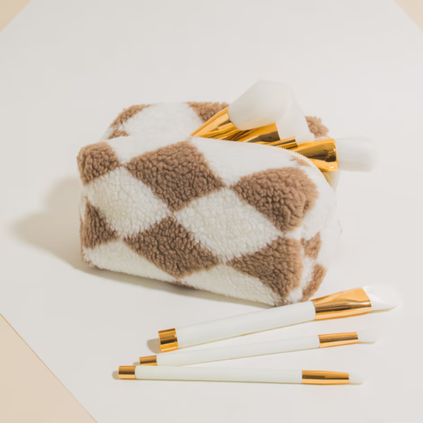 Teddy Woman Large Travel Toiletry Pouch Zipper Cosmetic Bag Cute Checkered Fashionable Velvet Leather Logo Letter Makeup Bag - صورة 4