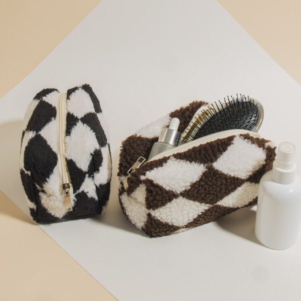 Teddy Woman Large Travel Toiletry Pouch Zipper Cosmetic Bag Cute Checkered Fashionable Velvet Leather Logo Letter Makeup Bag - صورة 5