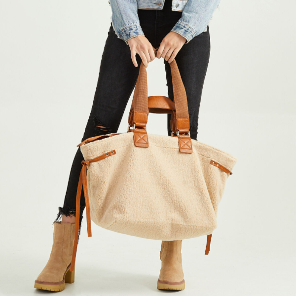 Teddy Fur Material Travel Tote Bag New Design Large Capacity Winter Fashion Weekender Customizable Logo - 画像 6