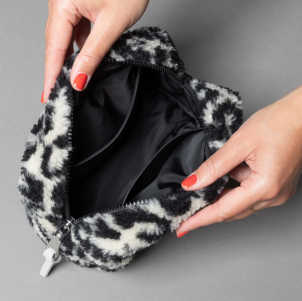 Leopard Print Cosmetic Pouch Teddy Velvet Makeup Bag Makeup Bag Travel Teddy Cosmetic Bag - 영상 5