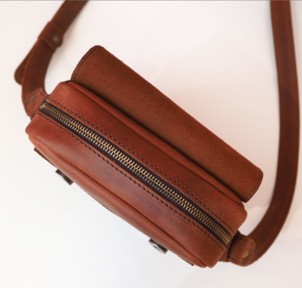 Small Crossbody Leather Tablet Bag for iPad Men's Messenger Bag - 영상 2