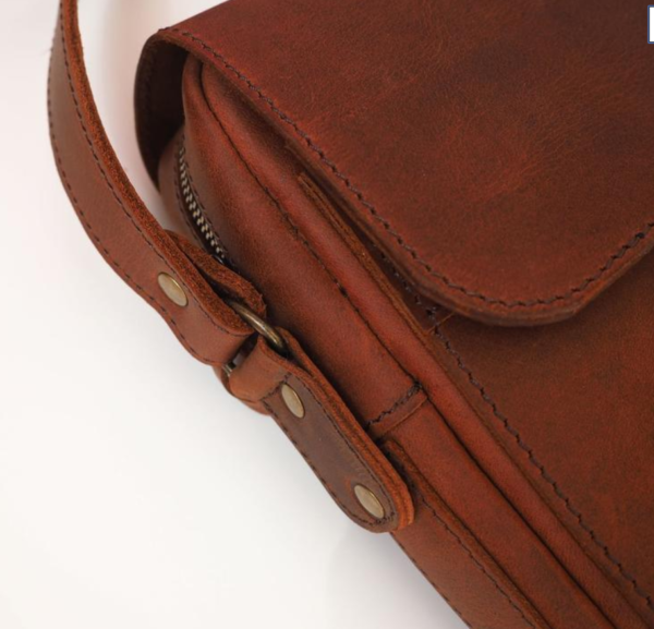 Small Crossbody Leather Tablet Bag for iPad Men's Messenger Bag - 영상 3