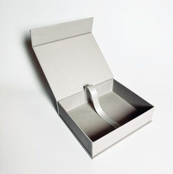 Custom Luxury Linen Magnetic Gift Packaging Paper Box Magnet Flip Top Necklace Box - 画像 5