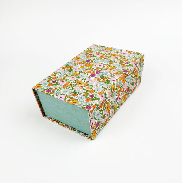 Custom Luxury Linen Cloth Material Book Shape Style Box for Gift Packaging Box with Silk Insert - Imagem 4