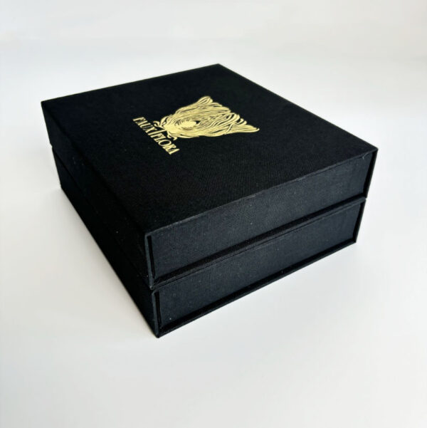 Custom Luxury Fabric Linen  Book Shape Magnetic Gift Clothes Package Box High Quality Paper Box for Clothing Perfume Packaging - 画像 5