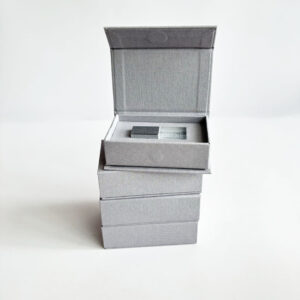 Cajas USB de papel de tela de lino magnéticas tipo forma de libro de embalaje con logotipo de impresión personalizado con inserto